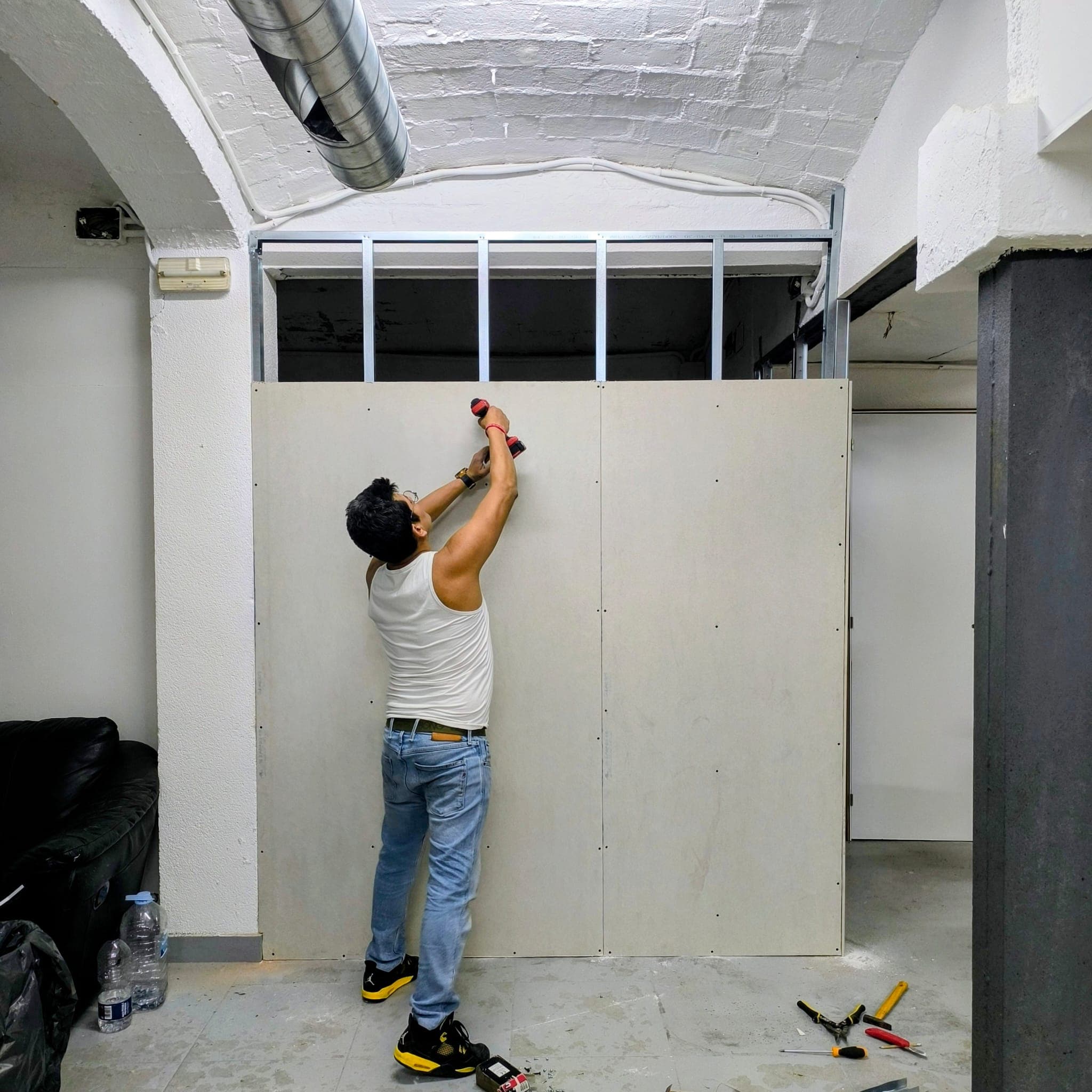 Tabique de pladur levantado por Barcelona Solutions en un local de Barcelona