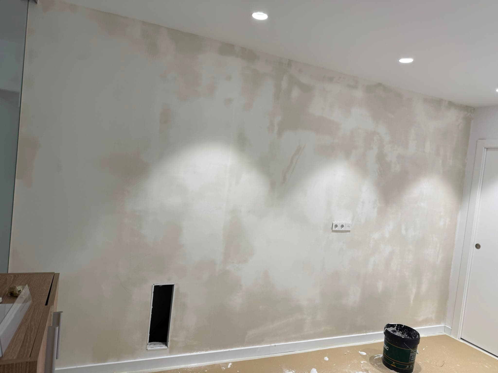 Pared llena de parcheos de masilla antes de igualarla y pintarla
