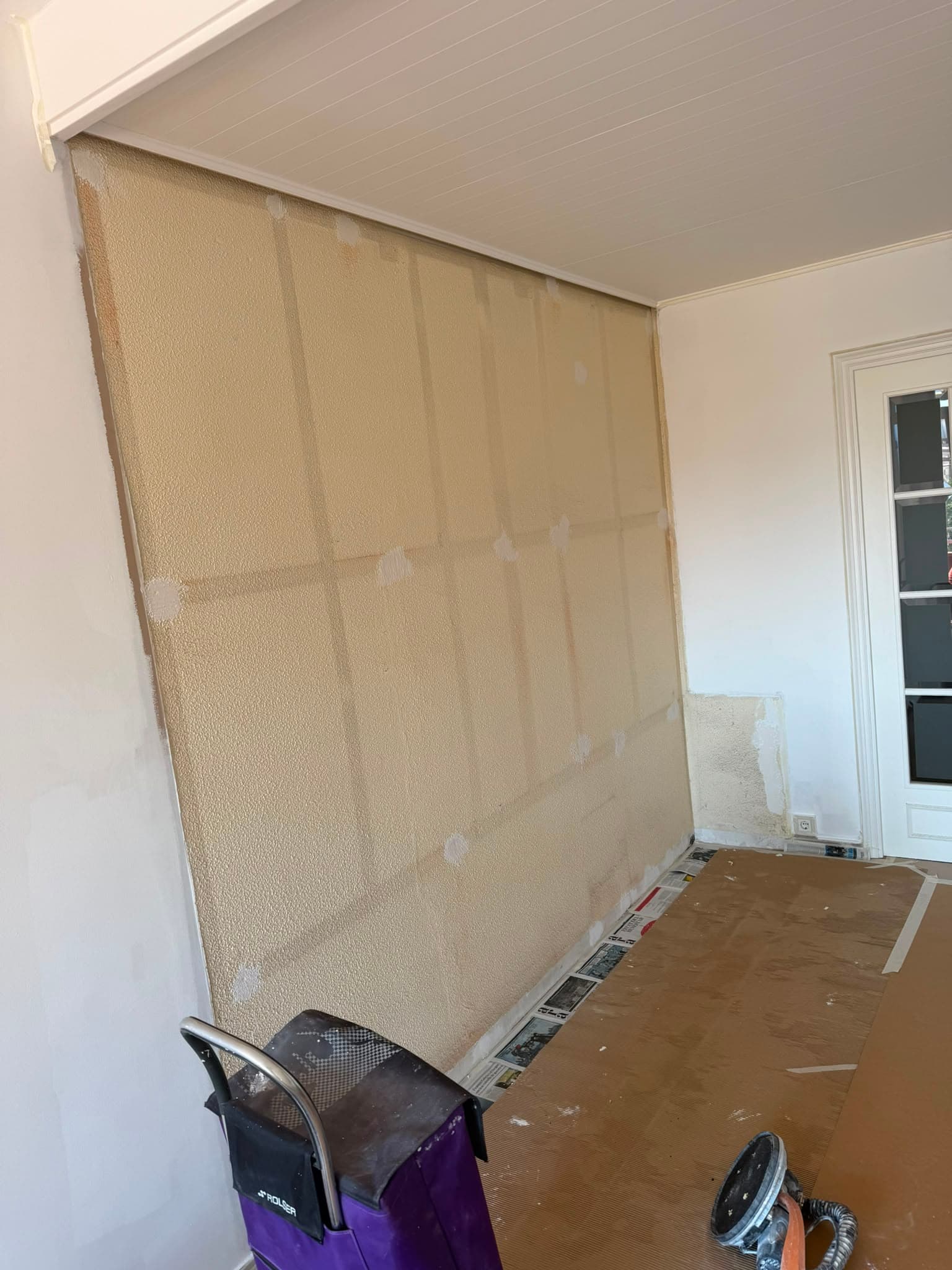 Pared de salón con gotelé beige muy marcado antes de alisarla
