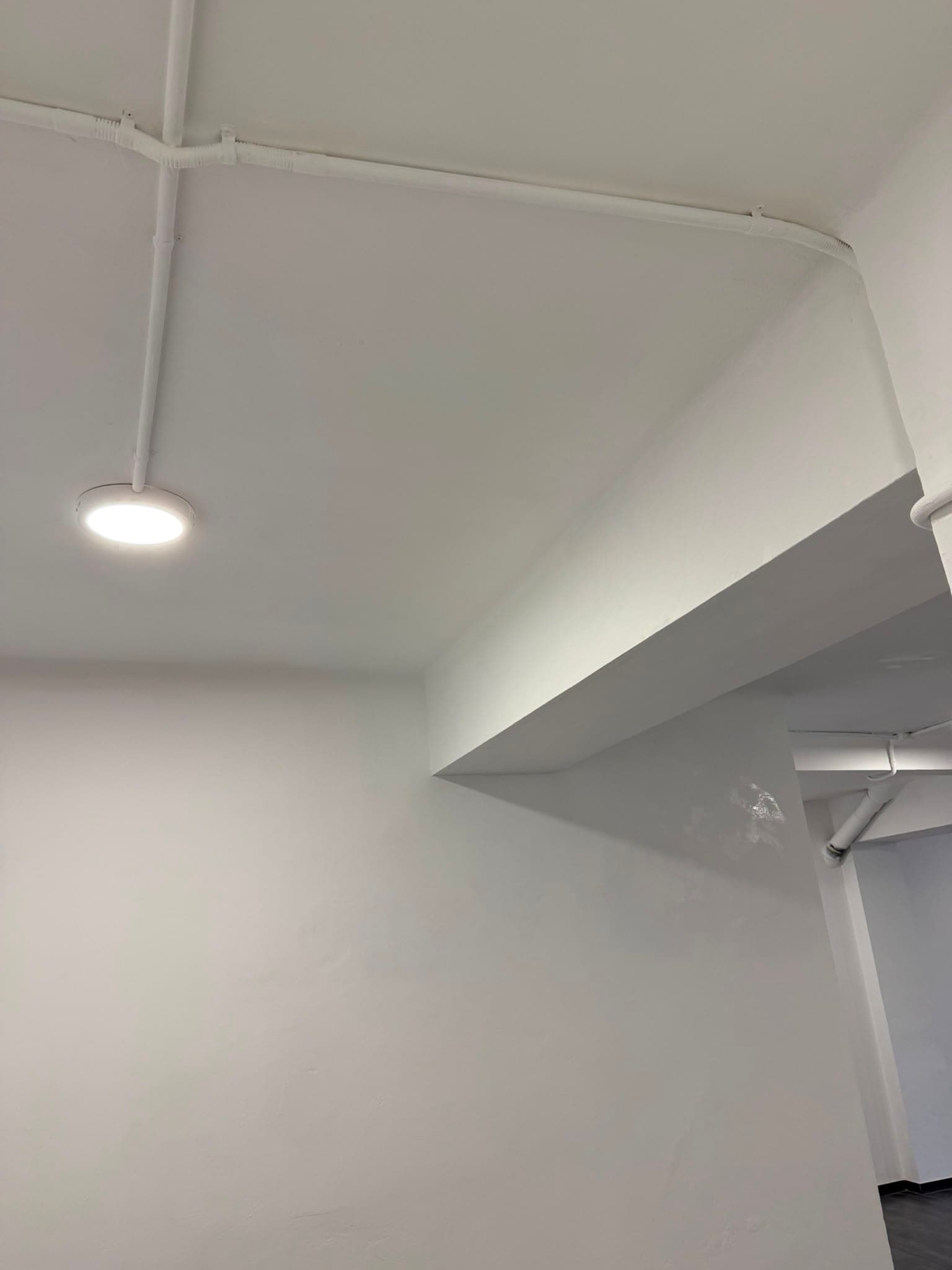 El mismo techo saneado y pintado en blanco, sin rastro de las manchas