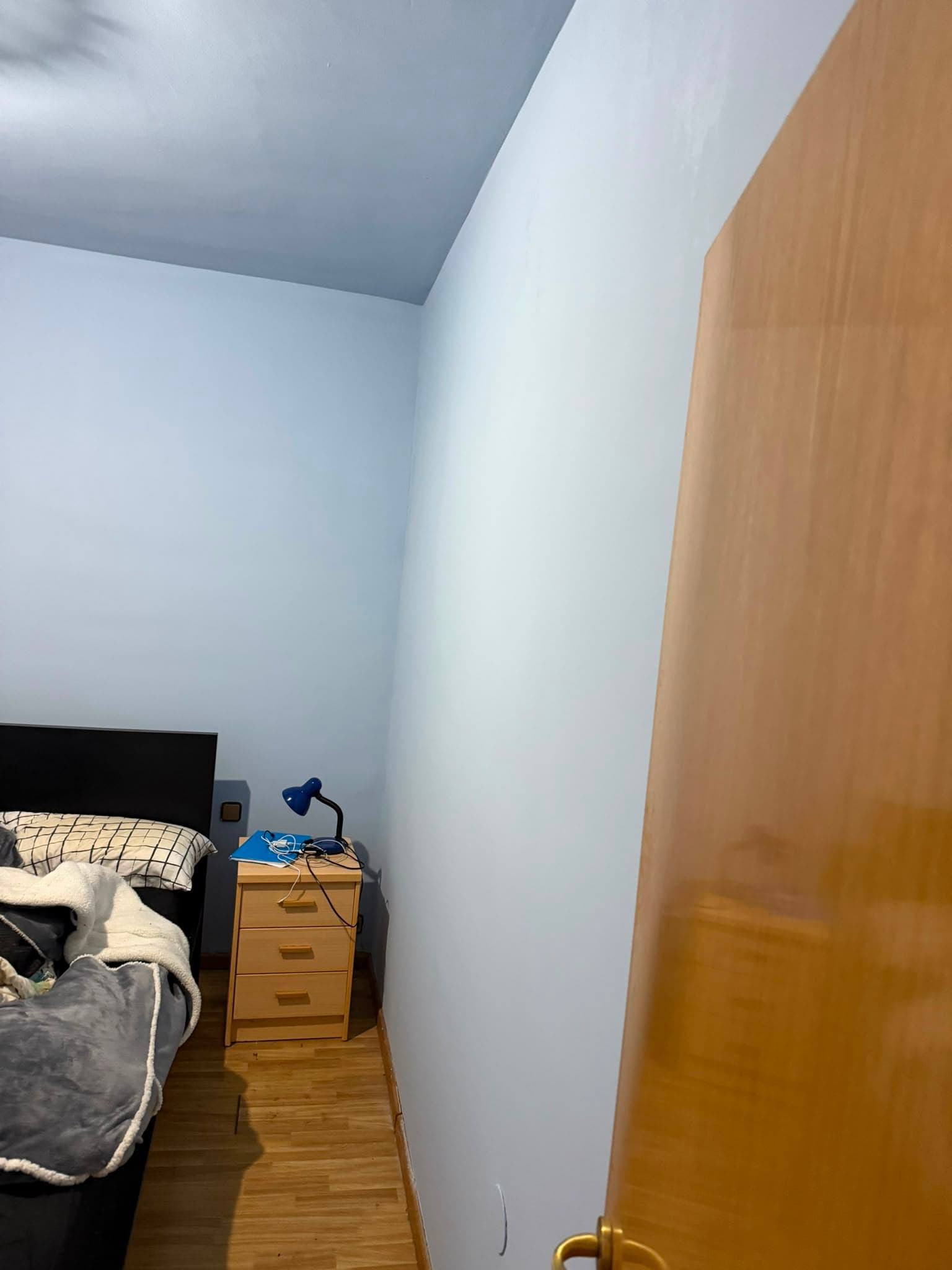 El mismo dormitorio terminado, con paredes y techo pintados en azul claro