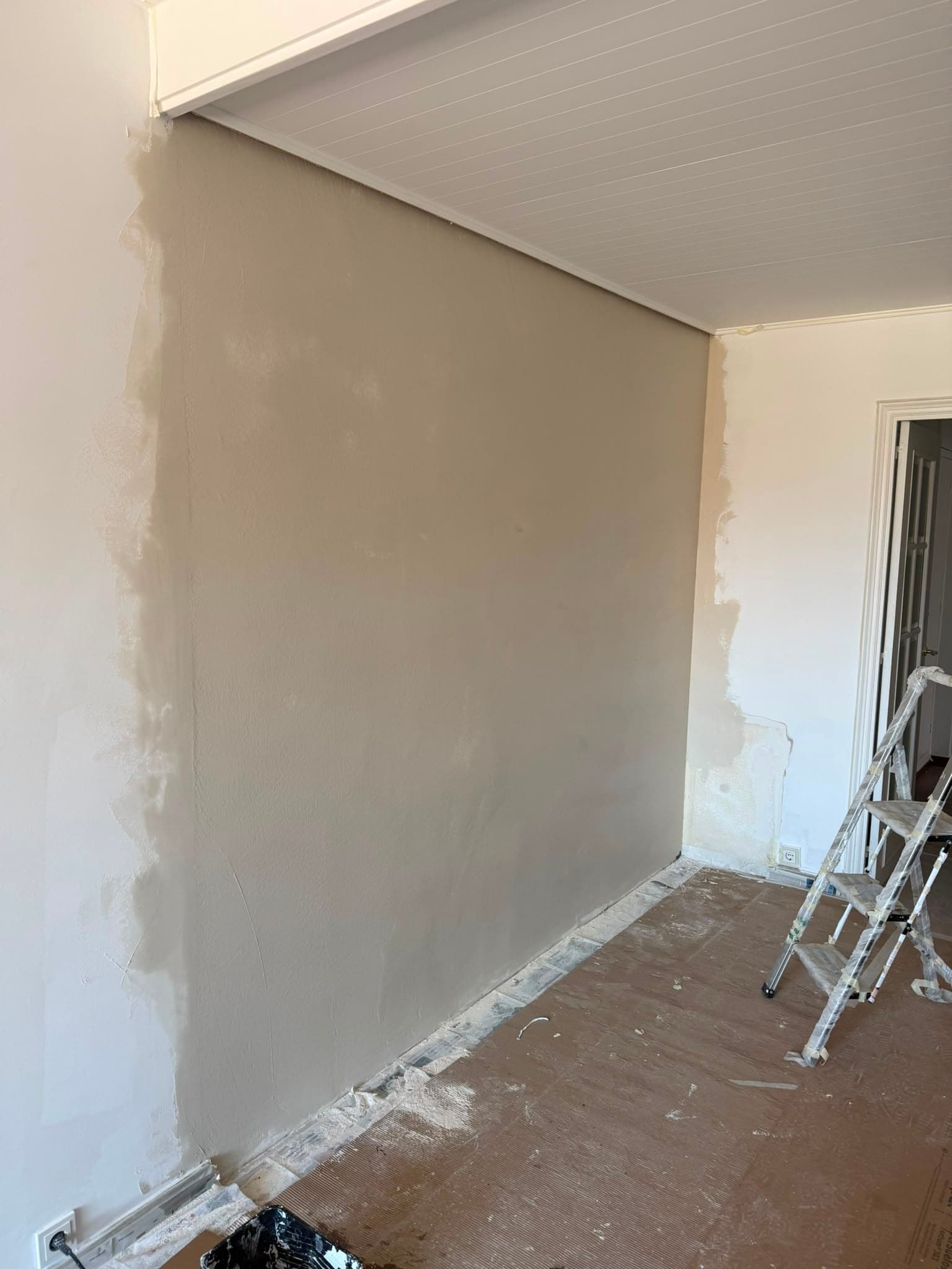 La misma pared completamente lisa y pintada en tono greige