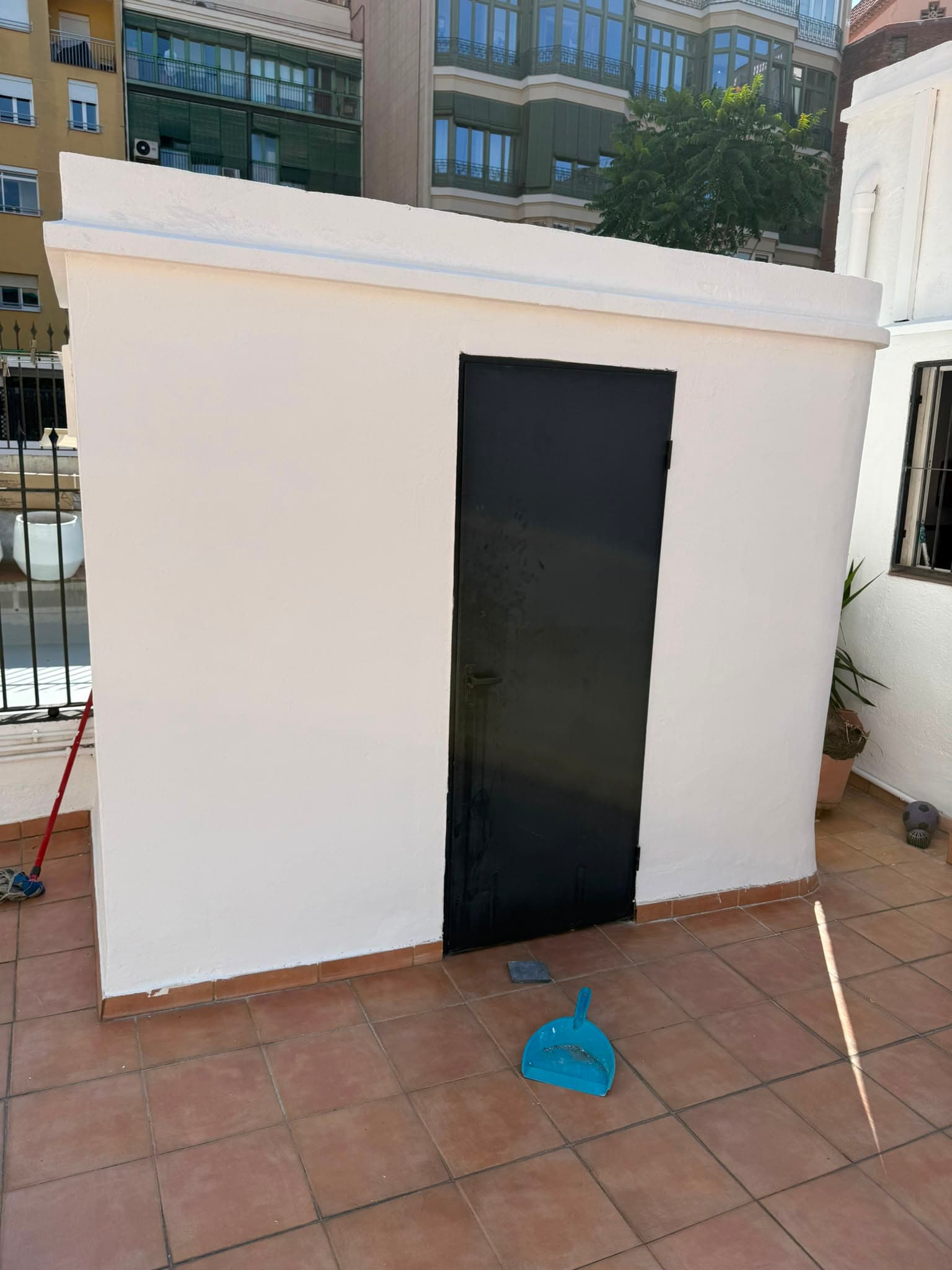 Muro de terraza saneado y pintado en blanco por Barcelona Solutions